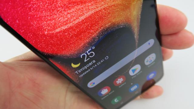 <b>Samsung Galaxy A50: Conectivitate de midrange, care ar şade bine şi pe un high-end</b>Samsung Galaxy A50 este un telefon midrange care nu face compromisuri în zonele vitale, cum e conectivitatea. Se prezintă la apel cu port USB Type-C, dar are şi slot-uri dual SIM şi suport 4G LTE.