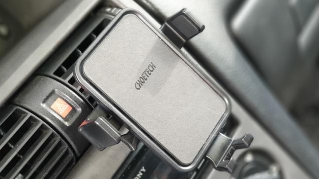 <b>Prezentare CHOETECH T541-S: Încărcător wireless pentru mașină, cu o dotare bonus la pachet</b>Dacă vă amintiți cu ceva timp în urmă am testat aici la Mobilissimo încărcătorul wireless dual Choetech T535-S ce putea alimenta rapid două dispozitive simultan. Astăzi vine o nouă prezentare de produs realizat de către această 