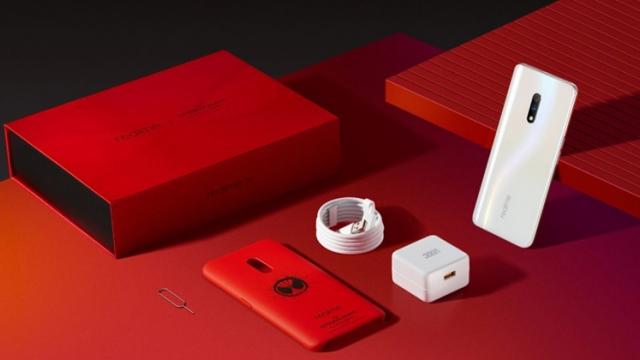 <b>Oppo Realme X primește o ediție Spider-Man, cu teme la pachet și o husă cu Spidey</b>În ultimii ani am remarcat cum mulți producători din zona smartphone colaborează cu diverse case de producție cinematografică pentru lansarea de telefoane în ediție specială. Un exemplu proaspăt este Oppo Realme X