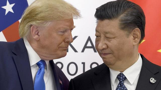 <b>Trump s-a răzgândit: Huawei are voie să cumpere produse americane; Iată contextul de la Summitul G20</b>Toată lumea aştepta cu sufletul la gură Summitul G20, unde erau promise discuţii între Donald Trump şi omologul sau chinez, Xi Jinping. Evident Huawei e un subiect fierbinte de discuţie şi au apărut deja veşti bune. Trump a dat semne de reconciliere cu Ch