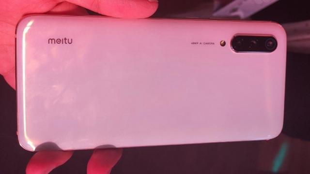 <b>Xiaomi Mi CC9 Meitu își dezvăluie capabilitățile în materie de fotografiere selfie low-light (video)</b>Săptămâna trecută am aflat printre altele și faptul că Xiaomi Mi CC9 va avea o versiune specială branduită Meitu, telefon cu multe filtre selfie la pachet și cu o tehnologie specială de fotografiere în condiții low-light