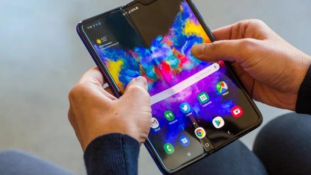 <b>Samsung ar fi rezolvat problemele cu protecţia de ecran a lui Galaxy Fold plus alte defecte; Iată cum</b>În ultimele luni am aflat că atât Samsung, cât şi Huawei au decis să îşi amâne telefoanele pliabile, pentru a se asigura că livrează produse viabile comercial. Mate X vine în septembrie, iar teoretic Galaxy Fold e deja gata să