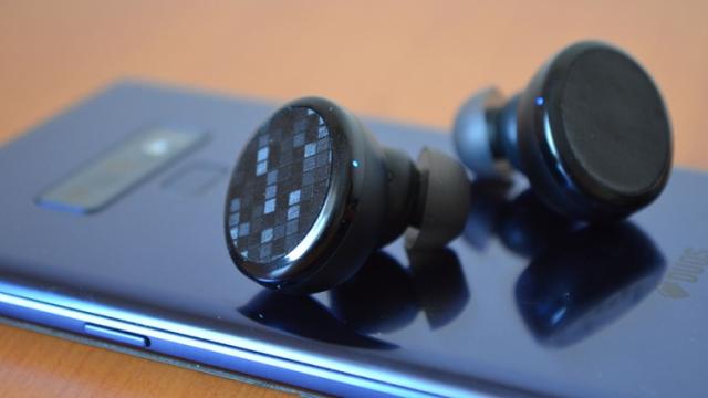 <b>Prezentare Tronsmart Encore Spunky Buds: Căști wireless cu certificare IPX5 și control prin gesturi</b>După ce luna trecută v-am prezentat boxele Element Force+ și Element T6 Plus de la Tronsmart, iată că acum la mijloc de vară pe masa mea de teste ajunge și o pereche de căști wireless de la același producător chinez