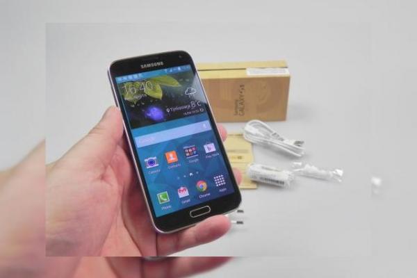 Samsung Galaxy S5 Unboxing: aceeași cutie imitație de lemn, accesorii similare cu S4, dar un terminal nou (Video)
