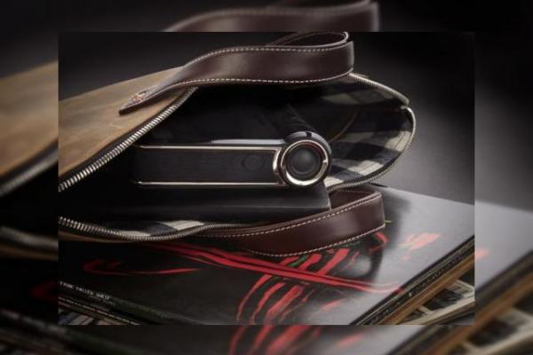 Odin este un mini proiector Android care ține loc de PC și televizor (Video)