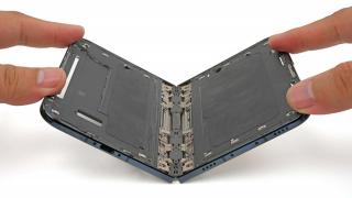iFixit identifică o posibilă problemă la balamaua iPhone Duo; O bară de susținere ar sta la baza fisurării ecranului pliabil