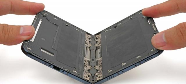 iFixit identifică o posibilă problemă la balamaua iPhone Duo; O bară de susținere ar sta la baza fisurării ecranului pliabil