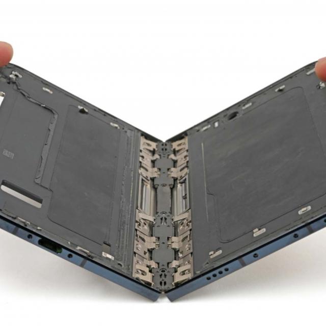 iFixit indică o problemă a balamalei la iPhone Duo, posibilă cauză a fisurării ecranului