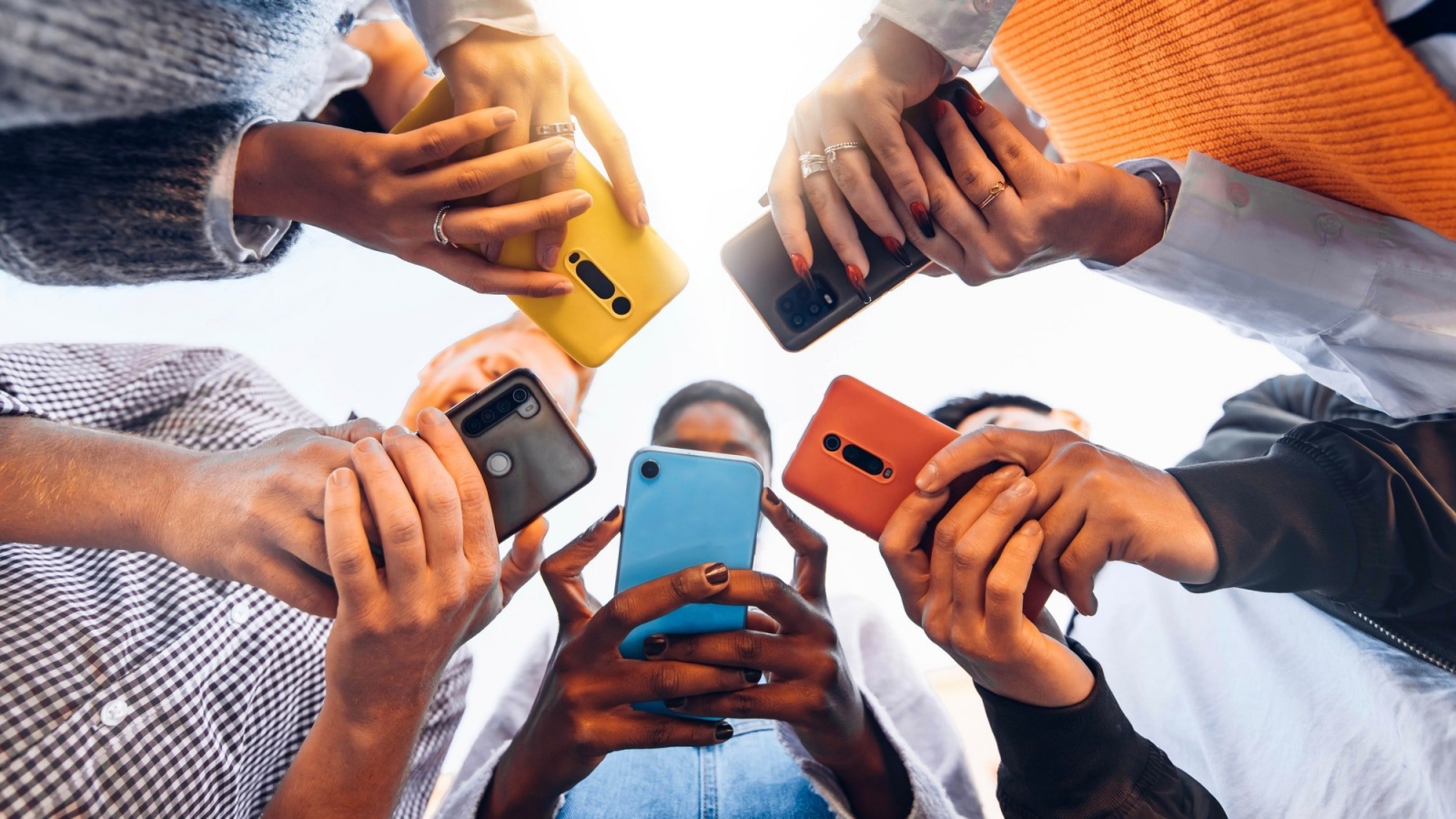 Grecia interzice oficial accesul copiilor sub 15 ani la TikTok, Instagram și Facebook; Legea se aplică din 2027