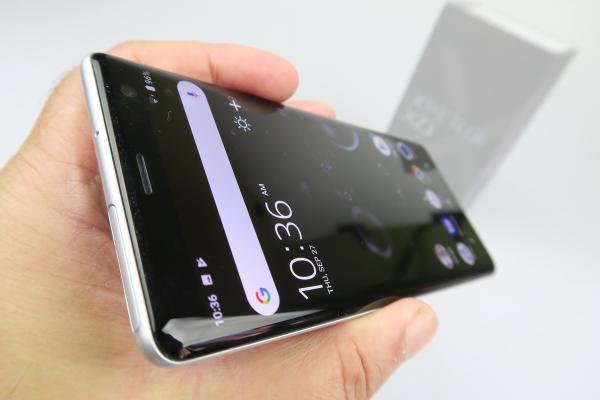 Sony Xperia XZ3, display-ul rupe blestemul P-OLED-urilor