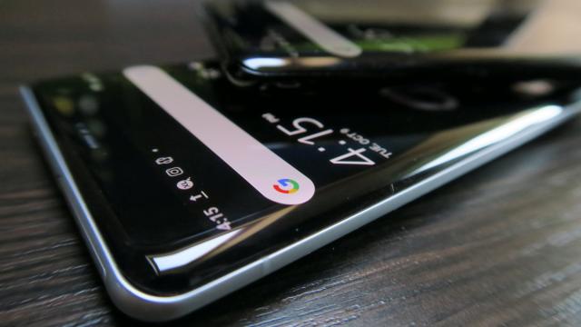 <b>Sony Xperia XZ3: Bateria lasă loc de mai bine, în special la încărcare</b>Sony Xperia XZ3 face un progres foarte mic faţă de Xperia XZ2, cu un salt de la o baterie de 3180 mAh la 3330 mAh. Vine cu încărcare wireless Qi şi încărcare rapidă, cel puţin pe hârtie, pentru că în realitate... nu prea.