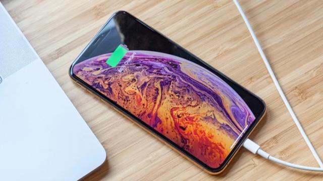 <b>Bateria lui iPhone XS Max domină Xperia XZ3, Pixel 3 XL într-un nou test comparativ (Video)</b>Descoperim astăzi un nou test comparativ de baterie, unul în care participanții sunt iPhone XS Max, Sony Xperia XZ3, respectiv Google Pixel 3 XL. Pe seama comparației aflăm faptul că device-ul iOS este cel care primește laudele în cazul de față