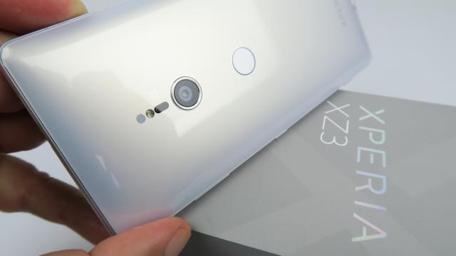 <b>Sony Xperia XZ3: Cameră cu stabilizare excelentă, selfie bun dar inconstant</b>Sony Xperia XZ3 face un ciudat pas în spate la capitolul optică, pentru că după un Sony Xperia XZ2 Premium care avea o cameră duala în spate, vine acest Xperia XZ3 cu camera singulară în spate. Şi cu acelaşi senzor IMX400 pe care îl tot vedem de mai bine