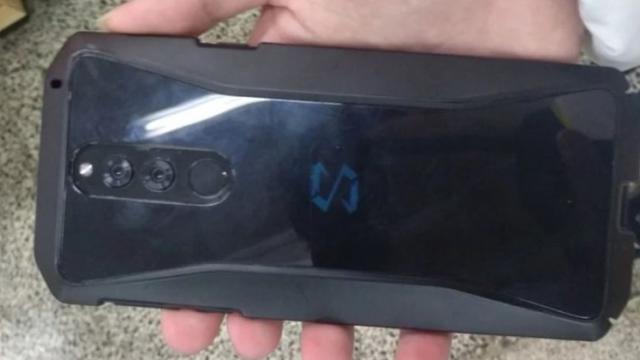 <b>Xiaomi Black Shark 2 apare în primele fotografii hands on, arată puţin a kitsch</b>Pe data de 23 octombrie avem programat un nou debut interesant, cel asociat smartphone-ului Xiaomi Black Shark 2 - terminal de gaming care va opta pentru un sistem fistichiu de iluminare pe lateral. În așteptarea lansării vedem astăzi