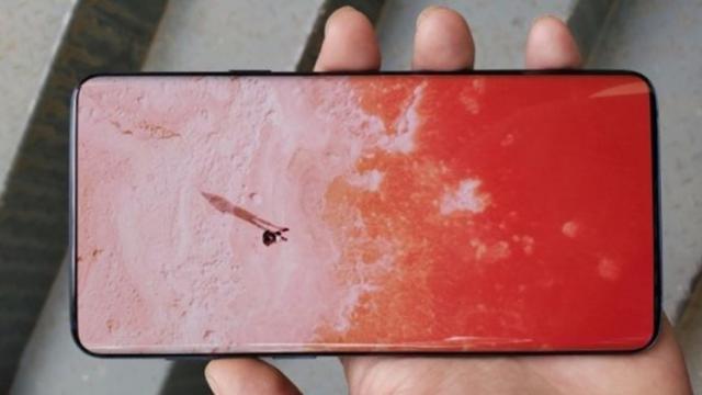 <b>Cum arată ecranul lui Samsung Galaxy S10 care îngroapă panourile cu breton și aduce cititorul de amprente</b>Pe seama unei fotografii realizate în cadrul unei prezentări Samsung Display descoperim astăzi câteva detalii picante despre planurile sud-coreenilor pentru viitor. Aceste informații vin la scurt timp de la aflarea veștii că firma din spatele