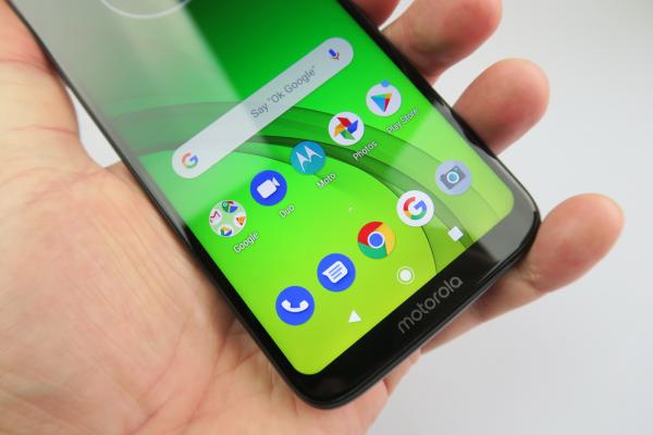 Motorola Moto G7 Power: Display bunicel, dar mai degrabă la interior