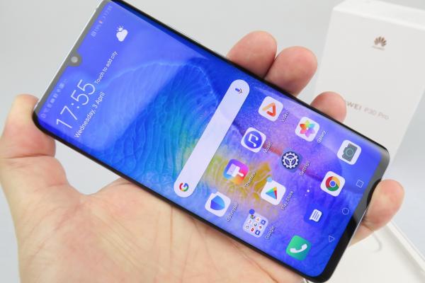 Huawei P30 Pro: Display luminos, colorat, doream mai mulţi pixeli