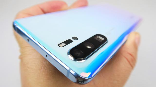 <b>Huawei P30 Pro Review</b>Huawei vrea ca la anul pe vremea asta să fie cu un pas pe locul întâi în segmentul smartphone. O astfel de performanţă se obţine doar cu telefoane mega hit, iar Huawei P30 Pro pare să aibă tot ce îi trebuie pentru aceasta aură.