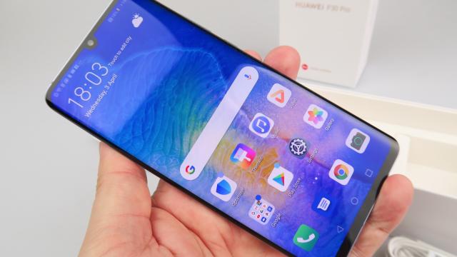 <b>Huawei P30 Pro: OS, UI, aplicaţii fix cum le-am lăsat la Mate 20 Pro</b>Huawei P30 Pro la prima vedere e greu de distins de Huawei Mate 20 Pro şi Huawei P20 Pro, dacă te iei strict după interfaţa. Vine cu Android 9.0 Pie şi cu EMUI 9.1 aplicat peste. Aduce un nou File System, EROFS, care ar permite o pornire mai rapidă...