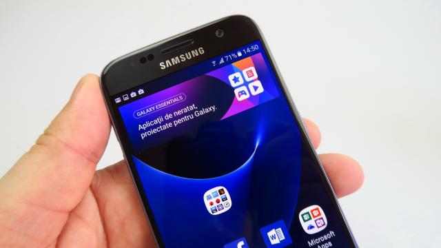 <b>Samsung Galaxy S7: Display excelent... iar</b>Marea problemă a lui Samsung Galaxy S7 pe partea de display e că are un panou excelent, dar excelent era şi Galaxy S6. Cum să pretinzi o evoluţie când oferi o experienţă foarte bună, după ce şi anul trecut ofereai crema cremelor? Primim..