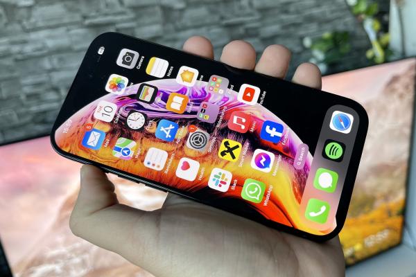 Apple iPhone 15 Pro - Luminozitate display