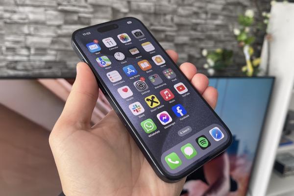 Apple iPhone 15 Pro: Display de calitate, mai luminos decât la 14 Pro
