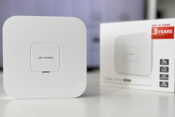 IP-COM EW12 Review: Sistem WiFi tri-band (mini stație de bază) special conceput pentru birouri, restaurante și afacerea ta