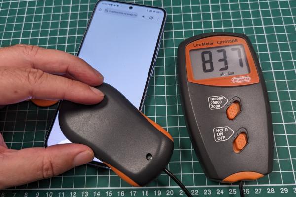 Luminozitate display Xiaomi 13T Pro și ecranul văzut la microscop