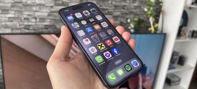 Apple iPhone 15 Pro: Display de calitate, mai luminos decât la 14 Pro