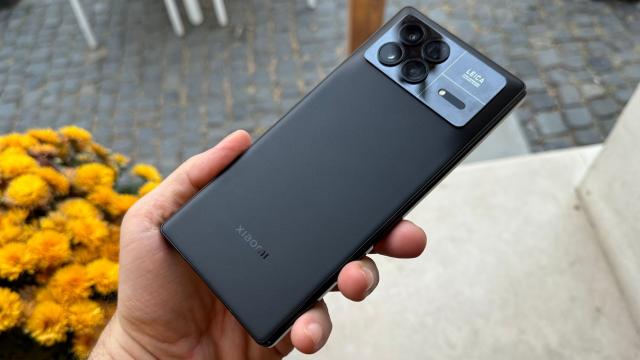 <b>Xiaomi Mix Fold 3 impresii: pliabilul la care te poţi doar uita, acum cu extra Leica şi zoom</b>Xiaomi Mix Fold 3 a fost adus pe 12 octombrie în România, la o cafenea din Centrul Vechi şi m-am dus să pun mâna pe el. E doar o vizită, nu se vinde în Europa şi nici în România. Pe Mix Fold 2 pusesem mâna în decembrie 2022 şi pe atunci 