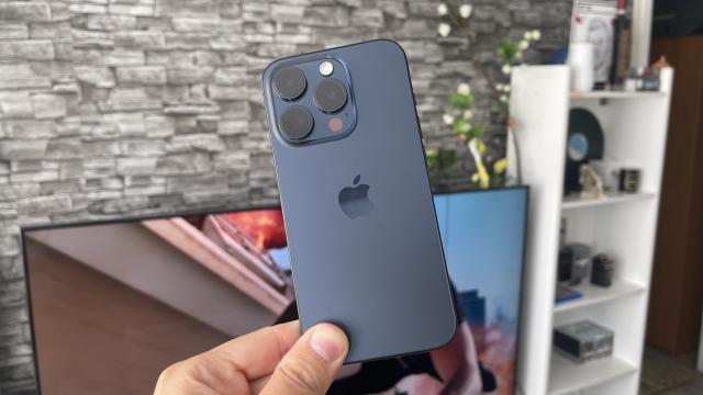 <b>Apple iPhone 15 Pro: Design pe bază de titaniu, dar oare a fost o idee bună?</b>Venind din postura de utilizator zilnic de iPhone 13 Pro, constat că iPhone 15 Pro e mai comod de manevrat. A trecut de la rama angulară care te "taie" în palmă după ore bune de utilizare la o ramă ceva mai rotunjită. Priză devine mai bună, dar nu sunt
