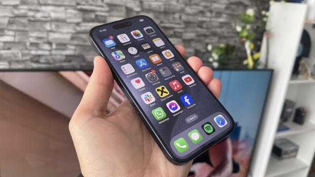 <b>Apple iPhone 15 Pro: Display de calitate, mai luminos decât la 14 Pro</b>Apple iPhone 15 Pro vine cu un ecran similar pe hârtie cu al lui iPhone 14 Pro. Parcă s-a redus grosimea muchiilor sale totuşi, iar raportul ecran-corp ajunge de la 87% la 88.2%. Avem de-a face cu un panou LTPO Super Reţină XDR OLED, cu rezoluţie