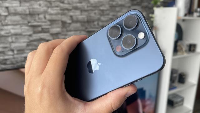 <b>Apple iPhone 15 Pro: Camera cu acelaşi hardware ca la iPhone 14 Pro; Ce e nou?</b>Apple a mers pe reţeta lui iPhone 12 Pro Max, atunci când a upgradat camerele de pe seria iPhone 15. Practic doar iPhone 15 Pro Max aduce inovaţii, sub forma camerei telephoto cu zoom optic 5X. iPhone 15 Pro are fix aceleaasi camere ca şi iPhone 14 Pro