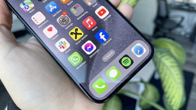 <b>Apple iPhone 15 Pro: Conectivitatea dominată de sosirea lui USB-C</b>Apple iPhone 15 Pro oferă opţiuni de conectivitate aşteptate, fără prea multe surprize. Mă refer la suportul 5G, la WiFi 6e, dar şi la Bluetooth 5.3. Avem şi GPS dual bând L1+L5, Glonass, Galileo, BDS, QZSS şi NavIC. Are şi NFC şi mai nou port USB-C 3.0