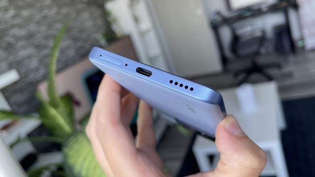 <b>Xiaomi 13T Pro: Acustica stereo nu e de gaming phone, dar face treabă bună</b>Xiaomi 13T Pro nu o avea jack audio, dar are difuzoare stereo. Unul se află jos, iar celălalt sus, pentru că earpiece-ul nu era de ajuns. Acustica este destul de bună, chiar dacă difuzoarele nu sunt de nivelul celor specifice unui gaming phone