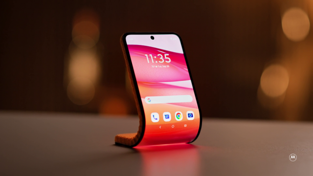 <b>Motorola Adaptive Display Concept se transformă din smartphone în smartband în doar două mișcări; Cum arată noul ecran pliabil?</b>Finalul de lună octombrie aduce noutăți, iar din partea celor de la Motorola descoperim inovații în materie de hardware flexibil și funcții AI. Noutățile au fost prezentate în cadrul evenimentului intitulat Lenovo Tech World 2023 și avem 