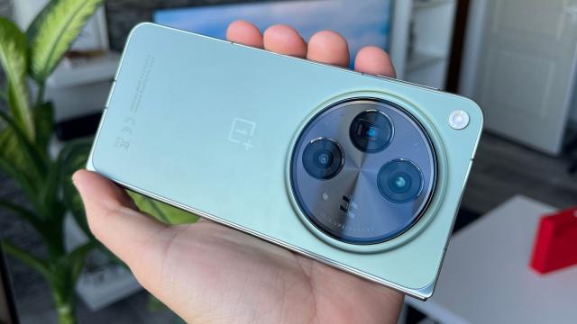 <b>OnePlus Open Unboxing: cea mai bine ascunsă cută, cel mai elegant pliabil?</b>Ştii că pliabilele au devenit un produs de masă atunci când şi jucătorii un pic mai mici se apucă să le producă. Mă gândesc la TCL, Tecno şi mai nou la... OnePlus. Bine, OP nu e chiar jucător mic, dar nu e nici Samsung, nici Huawei