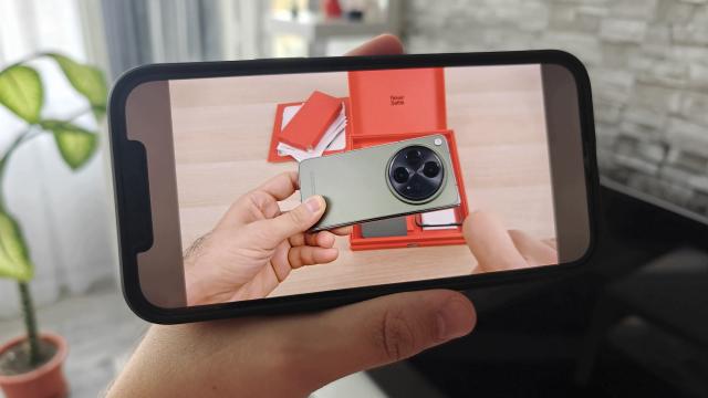 <b>YouTube aduce un mod ambient pe Android și iOS la vizionarea clipurilor fullscreen; Adio margini negre</b>Te-ai săturat de acele margini negre din extremitățile ecranului atunci când urmărești un video fullscreen pe YouTube? Dacă da, atunci noul mod Ambient introdus de YT ar putea să te mulțumească. Acesta este implementat de astăzi 