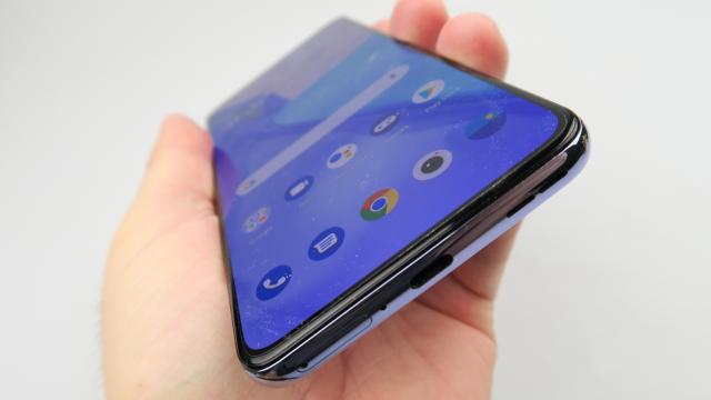 <b>OnePlus 9: Baterie peste OnePlus 9 Pro, sub OnePlus 8 cu ore bune</b>OnePlus 9 pare a luat de la OnePlus 8T bateria de 4500 mAh, cu tot cu încărcarea rapidă la 65W pe fir. Plusează totuşi cu încărcare wireless la 15W, iar pe hârtie ni se promite că la alimentarea pe fir ajungem la 100% în doar 29 de minute. Să vedem...