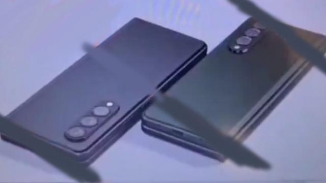 <b>Samsung Galaxy Z Fold 3 și Z Flip 3 apar în primele imagini reale; Se confirmă suportul S-Pen și chiar camera selfie ascunsă sub ecran</b>Au existat în trecut o mulțime de zvonuri cu privire la noua generație de pliabile de la Samsung. Este vorba despre Galaxy Z Fold 3 și Galaxy Z Flip 3 care ar urma să debuteze peste doar câteva săptămâni. Prin intermediul site-ului nostru soră