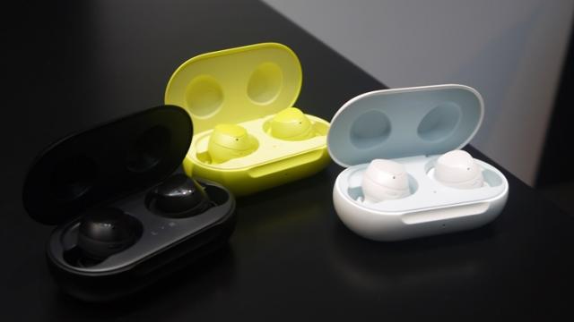 <b>Samsung ar putea lansa căștile wireless Buds 2 odată cu pliabilele Z Fold 3 și Z Flip 3; Aflăm variantele de culoare</b>Încă din luna martie a acestui an cunoaștem faptul că sud-coreenii de la Samsung pregătesc o nouă pereche de căști wireless, intitulată "Galaxy Buds 2". La acea vreme, aceste purtabile apăreau menționate în cadrul