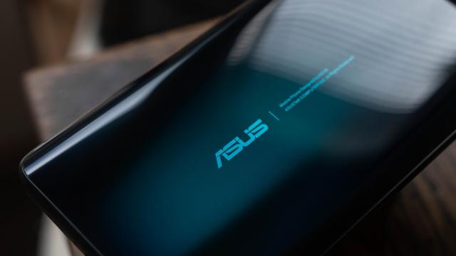 <b>ASUS Zenfone 8/8 Mini apare în randări detaliate înainte de lansare; Se confirmă și specificațiile</b>ASUS se pregătește de lansarea noii serii Zenfone 8. Noul lineup urmează a fi prezentat pe 12 mai, iar astăzi am putut vedea randări credibile cu Zenfone 8 Flip, singurul smartphone cu cameră rotativă din acest an de la ASUS. Pe lângă acest model