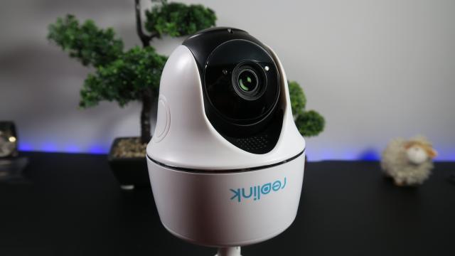 <b>Prezentare Reolink Go PT - Cameră de supraveghere cu încărcare solară și suport 3G și 4G LTE</b>Printre dispozitivele care au mai sosit pe masa mea de teste se află și Reolink Go PT. Aceasta este o cameră de supraveghere complet wireless de tip speed dome cu suport 3G și 4G LTE. Iese în evidență având în vedere că aceasta nu necesită fire pentru