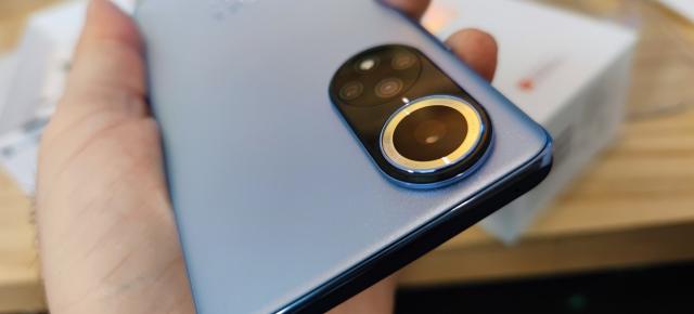 Huawei și-ar putea licenția design-urile de telefoane către companii din China pentru a evita interdicţiile americanilor