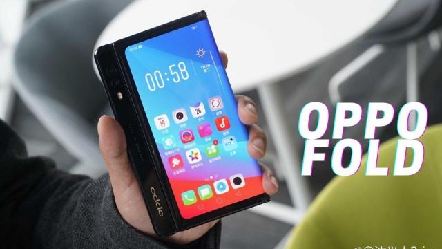 <b>Un telefon pliabil OPPO apare în noi brevete, amintind de un prototip din 2019; Se va lansa în curând</b>Pe final de lună octombrie 2021 am aflat că OPPO va lansa primul său telefon pliabil în noiembrie 2021 şi astăzi apare o nouă scăpare a terminalului. De această dată avem de-a face cu brevete de design, ce amintesc de un prototip din 