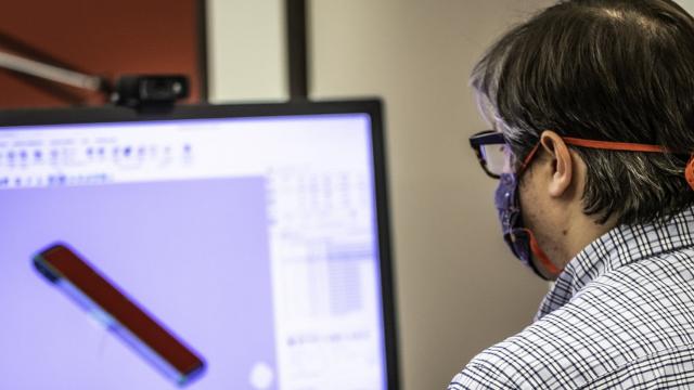<b>Motorola pregăteşte un telefon pliabil, headset AR şi are proiecte curajoase dezvoltate de Motorola 312 Labs</b>Motorola este una dintre cele mai curajoase companii din zona tech şi mă gândesc aici la faptul că au inventat telefonul mobil, au perseverat pe piaţa telefoanelor modulare şi au îndrăznit să prospere chiar şi când nu au avut un flagship lansat într-un an