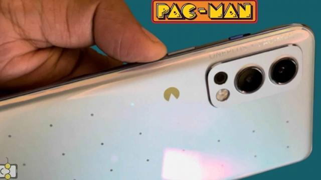 <b>OnePlus Nord 2 x Pac-Man Edition apare în fotografii hands-on, cu panou spate customizat</b>După o serie de teasere, săptămâna trecută OnePlus a confirmat lansarea telefonului Nord 2 în ediție specială PAC-MAN, dezvăluind doar câteva aspecte și nu dispozitivul în totalitate. Am aflat detalii despre configurația disponibilă