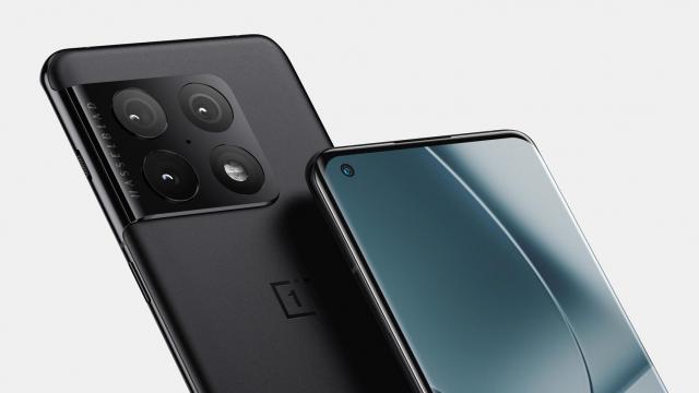 <b>OnePlus 10 Pro se dezvăluie în noi imagini şi ar sosi mai devreme decât de obicei, poate chiar în ianuarie-februarie 2022</b>Cu mai puţin de o săptămână în urmă OnePlus 10 Pro apărea în randări pe web, mulţumită lui @OnLeaks. Atunci vedeam un design atipic de cameră, dar nu întrezăream şi fata telefonului. Azi zvonacul îşi completează munca dezvăluind 