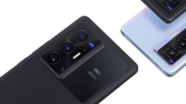 <b>vivo X80 apare deja online şi ar urma să debuteze în prima parte a anului 2022, în două variante</b>vivo încă analizează momentul oportun de a aduce în Europa seria X70 şi iată că apar deja informaţii despre X80. Aşteptările sunt mari deoarece fiecare generaţie de vivo X din ultimii 2 ani a adus upgrade-uri ca stabilizare îmbunătăţită 