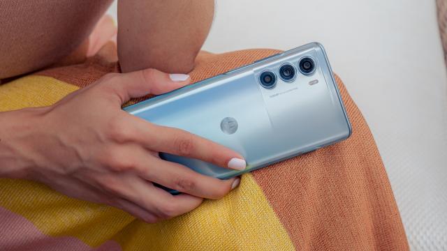 <b>Motorola Moto G200 a debutat oficial! Cel mai nou flagship din seria G vine cu procesor Snapdragon 888+ și este deja listat în România la o sumă atractivă</b>În ultimele zile au existat multe zvonuri, scăpări și am putut vedea chiar un teaser cu privire la Motorola Moto G200. Ei bine, el a debutat în mod surprinzător chiar astăzi. Succesorul lui Moto G100 vine cu multe upgrade-uri și va fi disponibil